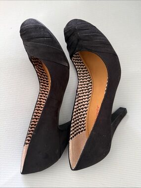 Pink & Pepper Black Round-Toe Heels with Pleated Vamp